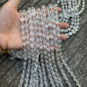 Detailopname van transparante heldere kwarts olijfvormige kralen voor DIY sieraden.