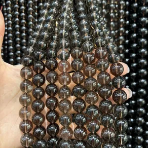 Detalle de cuentas redondas de cuarzo ahumado natural para hacer joyas