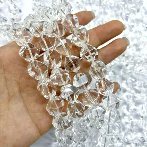 Close-up van heldere Braziliaanse witte kristallen ruitvormige kralen voor DIY-sieraden