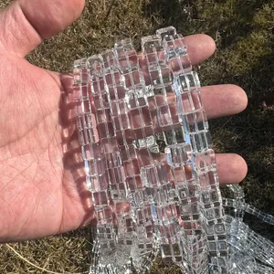 Detaillierte Nahaufnahme klarer kubischer Kristallperlen mit hoher Transparenz und Eisstruktur