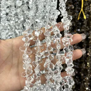 Primer plano de cuentas de cristal de roca natural irregular para la creación de joyas