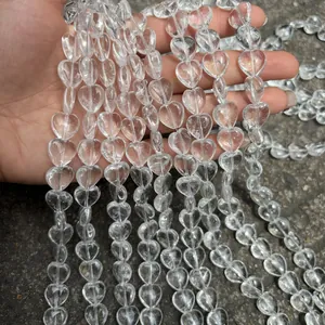 Gros plan de perles de cristal de roche naturel en forme de cœur pour création de bijoux