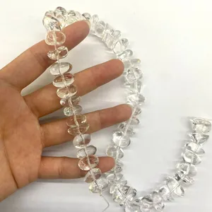 Primer plano de cuentas de cristal de roca brasileño natural para la creación de joyería.