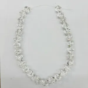 Detailweergave van gefacetteerde bergkristal ruitvormige kralen voor DIY-sieraden