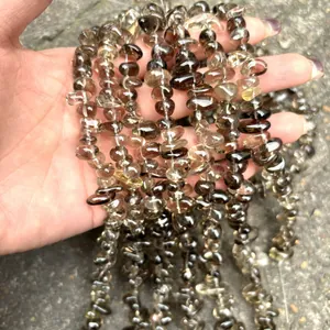 Primer plano de cuentas de cuarzo ahumado natural de Brasil para diseño de joyas DIY