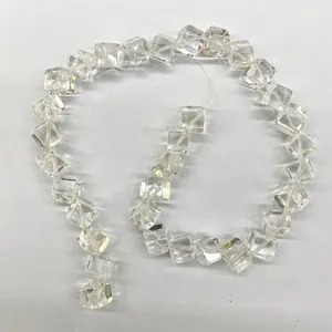 Gedetailleerde macro-opname van hoogwaardige heldere kwarts vierkante kralen voor DIY-sieraden.