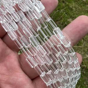 Detailweergave van transparante rechthoekige Braziliaanse bergkristallen kralen voor DIY-sieraden.