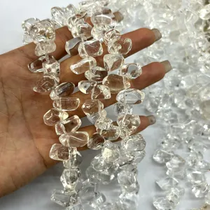 Primer plano de cuentas irregulares de cuarzo cristal de Brasil para accesorios de joyería DIY