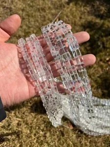 Nahaufnahme von klaren brasilianischen Bergkristall-Würfelperlen für DIY-Schmuck