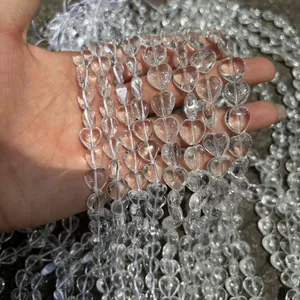 Gros plan de perles de quartz naturel en forme de cœur pour accessoires de bijoux DIY