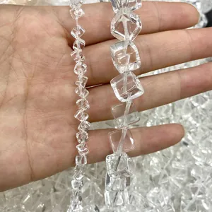Detail van twee maten heldere Braziliaanse kristallen kubus kralen voor DIY sieraden