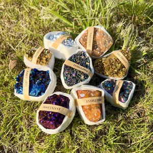 Gros plan de spécimens de géodes de druse en cristal coloré sur l'herbe pour la collection