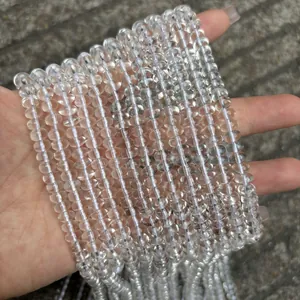 Primer plano de cuentas espaciadoras de cristal blanco natural con alta transparencia