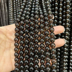 Vista macro detallada que muestra cuentas de cuarzo ahumado natural para crear joyas DIY