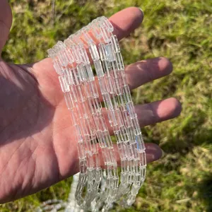 Macrodetail van natuurlijke heldere kwarts rechthoekige kralen voor DIY-sieraden creaties