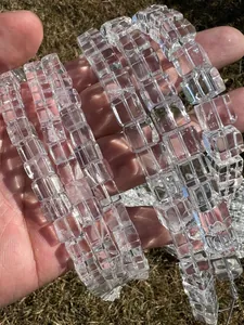 Detaillierte Ansicht klarer quadratischer Bergkristall-Würfelperlen für DIY-Schmuck