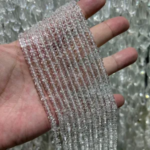 Vista de cerca de cuentas espaciadoras de cuarzo natural transparente para joyería DIY