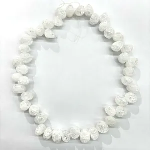 Primer plano de cuentas de cristal de roca natural para hacer joyas DIY
