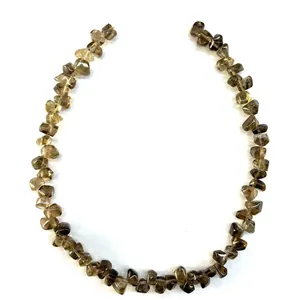 Primer plano de cuentas de cuarzo ahumado facetadas irregulares para joyería artesanal DIY