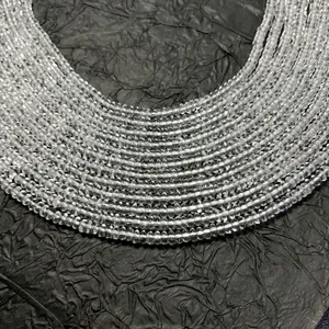 Vista macro de cuentas espaciadoras de cristal blanco natural para joyería DIY.