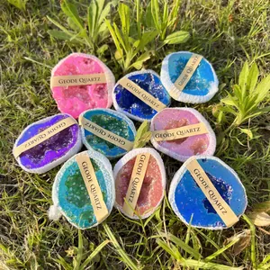 Vue détaillée de divers spécimens de cristaux de quartz géode naturels colorés