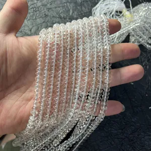 Primer plano de cuentas de ábaco de cuarzo blanco natural claro para joyería