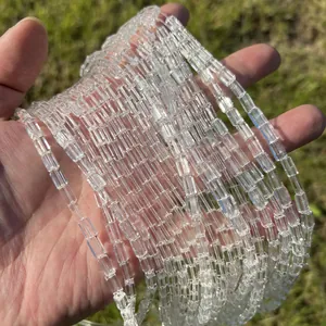 Handgehouden strengen van natuurlijke Braziliaanse heldere witte kristallen kralen