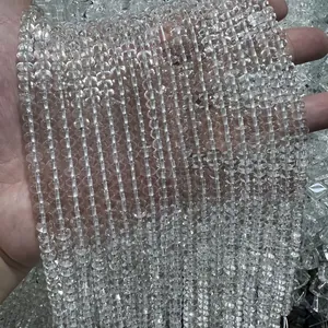 Primer plano detallado de cuentas espaciadoras de cuarzo blanco natural de Brasil para joyería