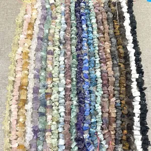 Eine bunte Sammlung unregelmäßiger Naturkristallperlen für kreative DIY-Schmuckprojekte.