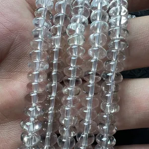 Primer plano de cuentas de ábaco de cuarzo natural transparente para accesorios de joyería