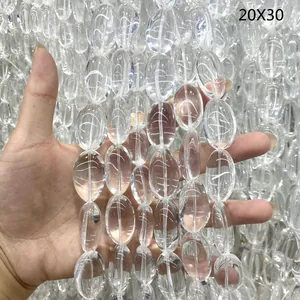 Detailansicht großer ovaler natürlicher brasilianischer Bergkristallperlen für DIY-Schmuck