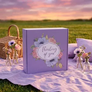 Boîte cadeau violette fleurie avec texte Thinking of you pour la fête des mères et anniversaires.