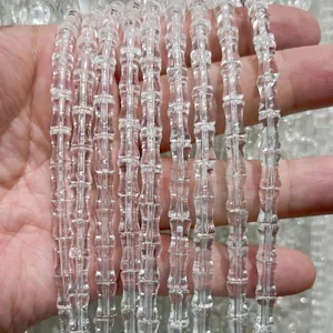 Détail macro de perles en cristal de roche brésilien transparent en forme de bambou