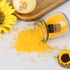 Detailopname van geel badzout dat uit een pot stroomt met mooie zonnebloemaccenten