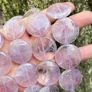 Detail van natuurlijke amethist schijfkralen uit Brazilië voor DIY-sieradenprojecten