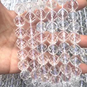 Gros plan de perles rondes en cristal blanc clair à 64 facettes pour bijoux DIY