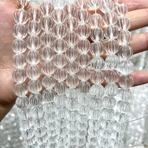 Vista detallada de cuentas de cuarzo transparente talladas en forma de calabaza para joyas