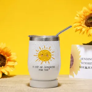 Detailweergave van een witte geïsoleerde zonnebloembeker met een metalen rietje
