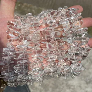 Detailopname van transparante natuurlijke Braziliaanse bergkristal kralen in onregelmatige vorm