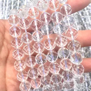 Gros plan de perles rondes en cristal de roche blanc à 64 facettes pour artisanat DIY