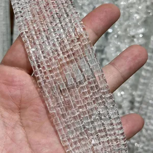 Gros plan montrant la transparence et la texture polie des perles de cristal blanc