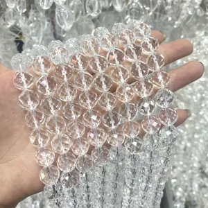Gros plan de perles en cristal blanc à 64 facettes de haute qualité pour bijoux DIY