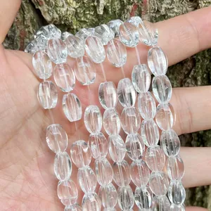 Makroansicht von transparenten facettierten Naturkristallperlen in Olivenform für DIY-Schmuck