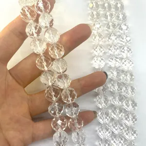 Vue détaillée des perles de cristal de roche brésilien à 64 facettes pour bijoux