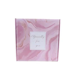 Elegante scatola regalo quadrata in marmo rosa per set di compleanno con testo stampato