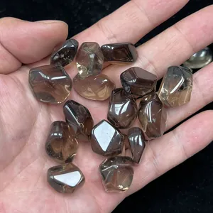Primer plano de cuentas facetadas de cuarzo ahumado natural pulido para joyería DIY