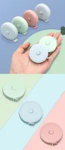 Vue détaillée de mini rubans à mesurer portables aux couleurs pastel pour la couture
