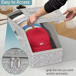 Detalle de la caja organizadora de sombreros de tela con cremallera y ventana frontal