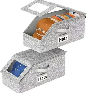 Vista detallada de cajas de almacenamiento de tela gris para sombreros con ventanas claras