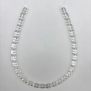 Gros plan de perles facettées en cristal de roche brésilien naturel 8x12mm pour bijoux